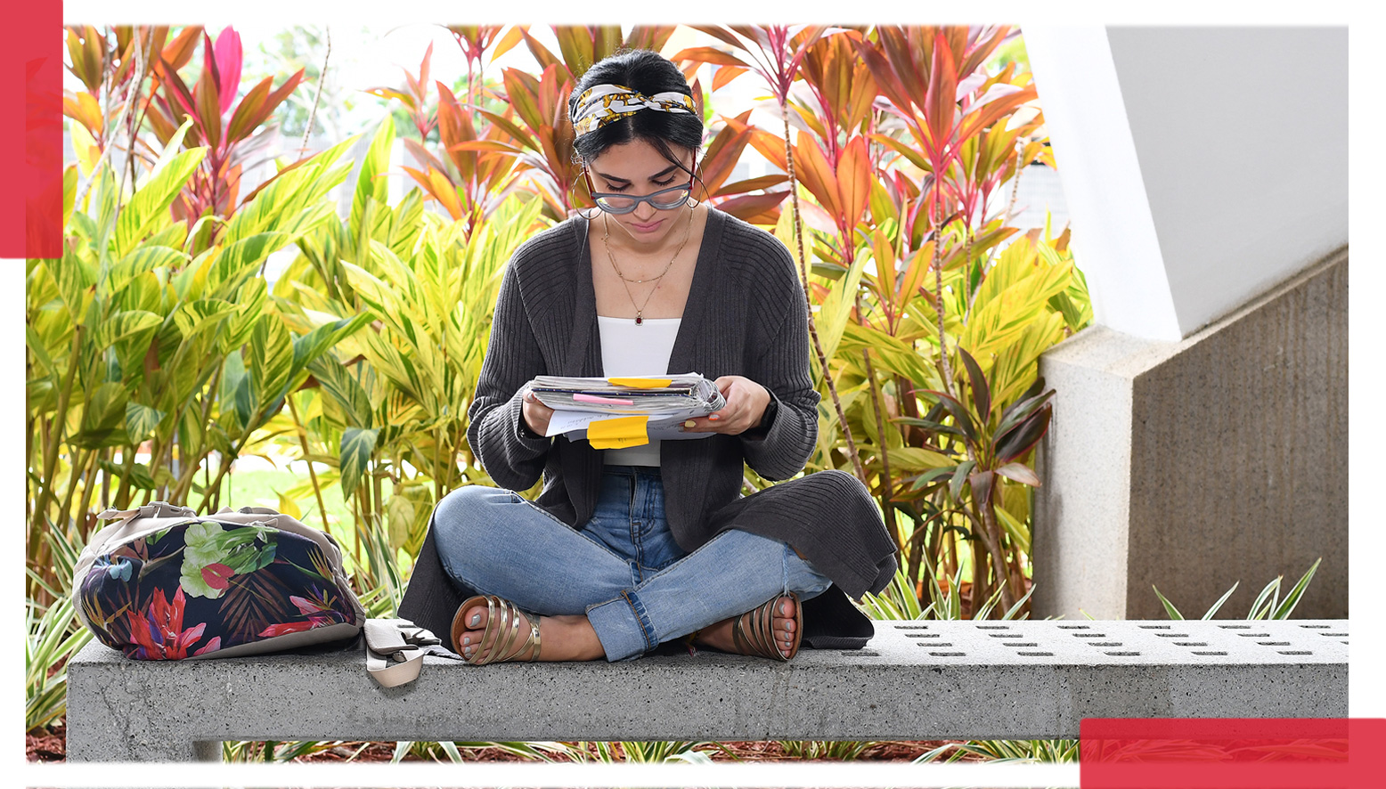 estudiante estudiando en el campus