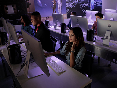 estudiantes frente a sus laptops