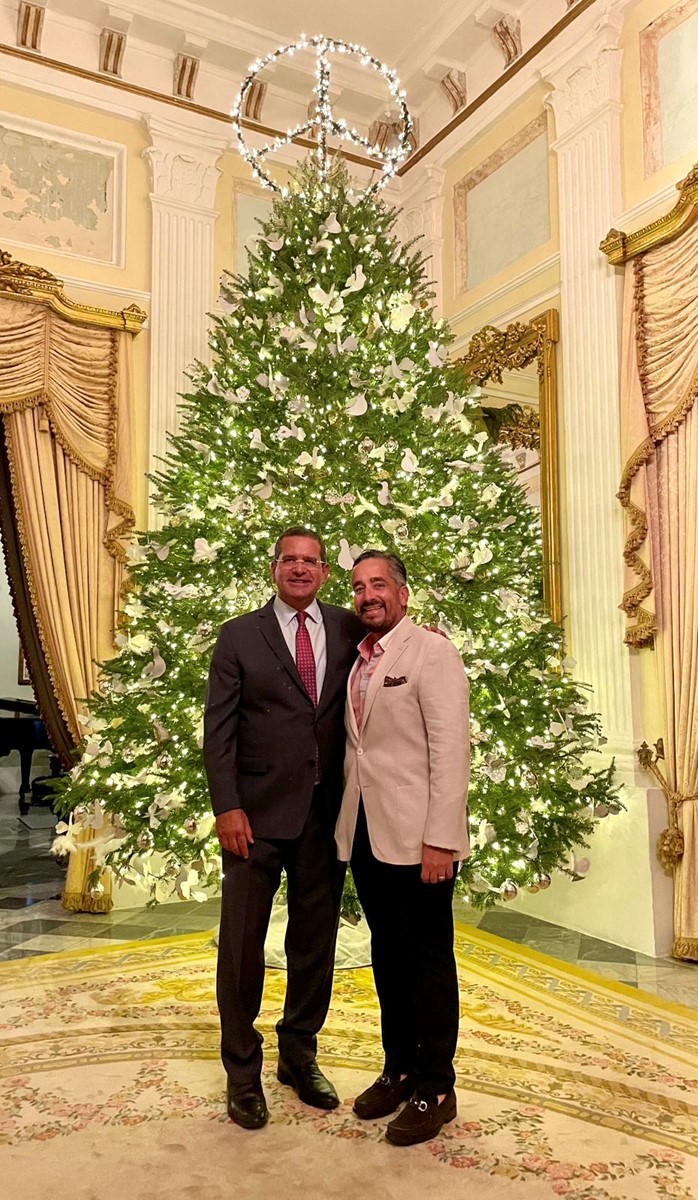 árbol de navidad y asociado con el gobernador