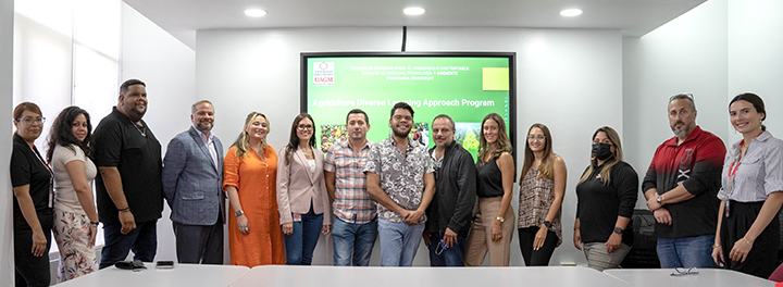 Los nuevos estudiantes junto al equipo directivo del Recinto de Cupey