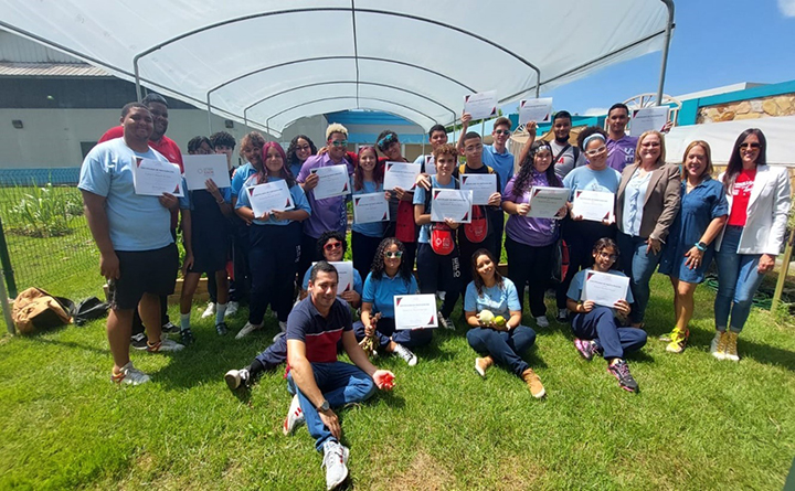 participantes con certificado de inauguración del huerto