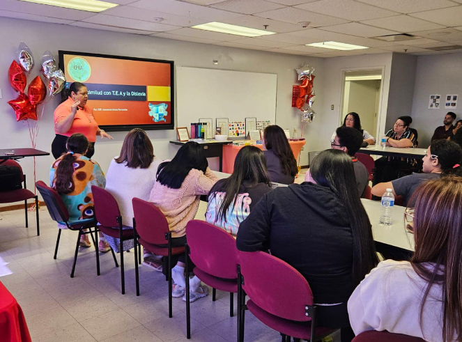 presentadora con los participantes de la actividad del Día Mundial de la Dislexia