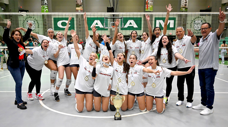 Equipo de voleivol femenino celebrando la victoria