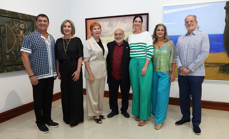 Desde la izquierda: José F. Méndez Méndez, presidente UAGM y su esposa la Dra. Eileen Rodríguez Domenech, vicepresidenta asociada de Mercadeo y Relaciones Públicas UAGM; Profa. Adlín Ríos Rigau, curadora; Arq. Jaime Suárez, diseñador de la exhibición; Dra. Irene Esteves Amador, directora MCEH; Elaine Shehab, esposa de Ignacio Cortés Gelpí, coleccionista y presidente Fundación Cortés.