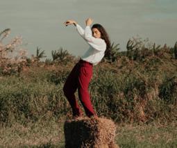 Foto de un hombre bailando al aire libre