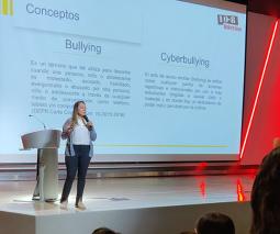 presentadora de la charlas sobre la prevención del bullying y el suicidio