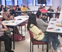 grupo de personas tomando una charla