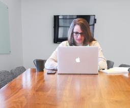 Estudiante con laptop en una mesa