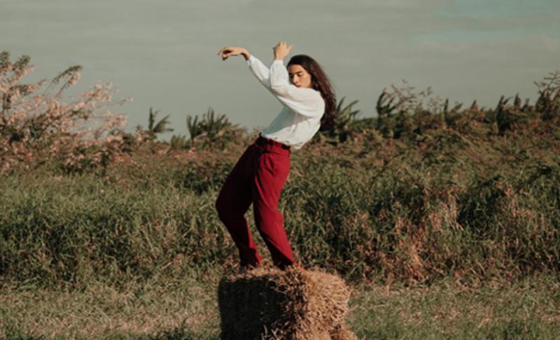 Foto de un hombre bailando al aire libre