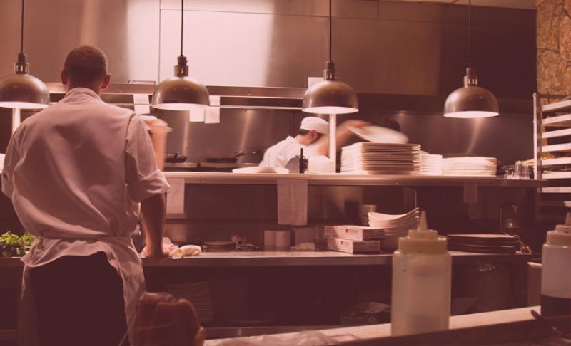 Fotos de varios chefs trabajando en una cocina