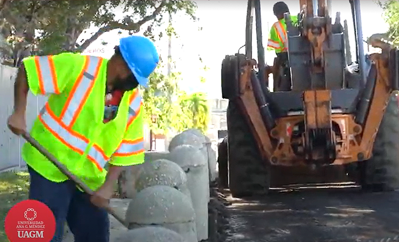 Trabajador colocando brea