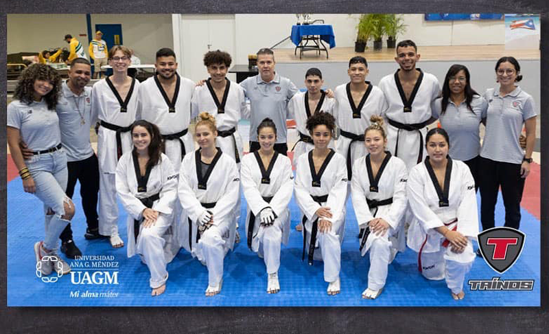 estudiantes atletas de taekwondo junto a entrenadores