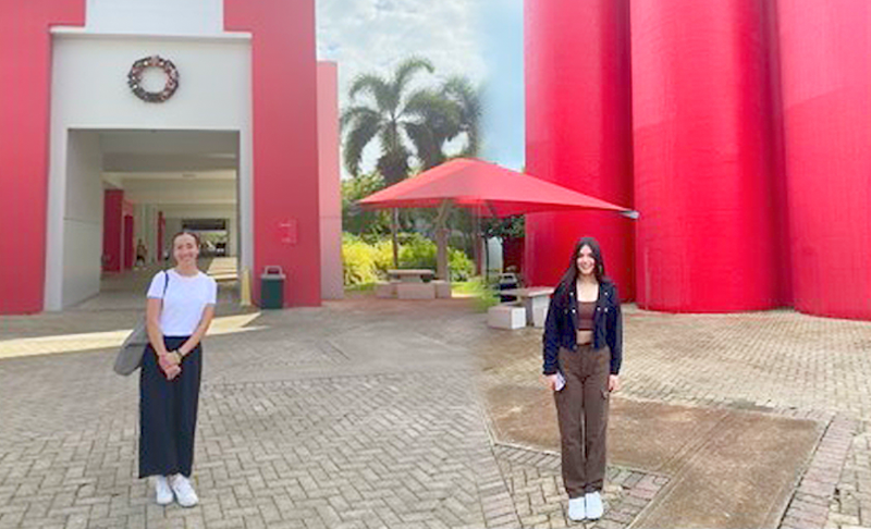 dos estudiantes en el campus