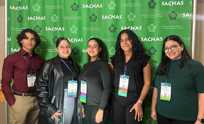 cinco participantes de la actividad SACNAS