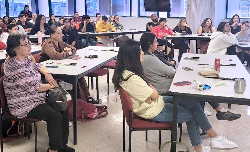 grupo de personas tomando una charla