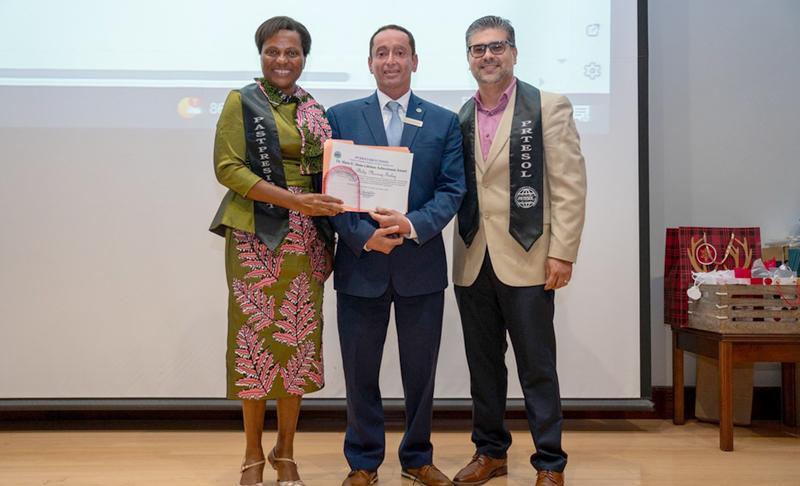 Dra. Stephania Uwakweh, Dr. Philip Murray y Prof. Hector León