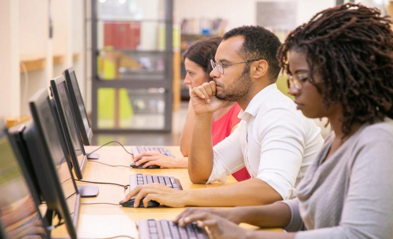 estudiantes frente a computadoras