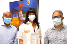 Foto de la doctora Irene Esteves Amador junto a otras dos personas paradas frente a una obra de arte