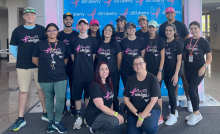 grupo de estudiantes participantes en el 5k Race for the Cure 2022