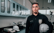 estudiante en laboratorio de ingeniería