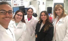 grupo de estudiantes de farmacología y profesora